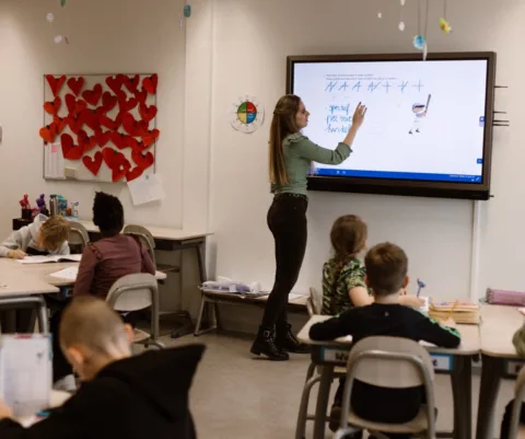 Leraar geeft les aan groep basisschool leerlingen
