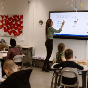 Leraar geeft les aan groep basisschool leerlingen
