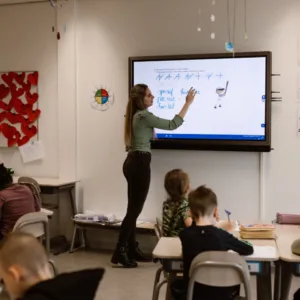 Leraar geeft les aan klas op basisschool