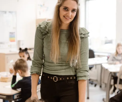 Leraar bij leerlingen aan tafel