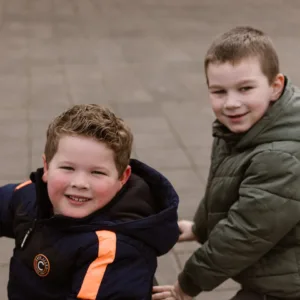Twee jonge basisschool kinderen buiten aan het spelen