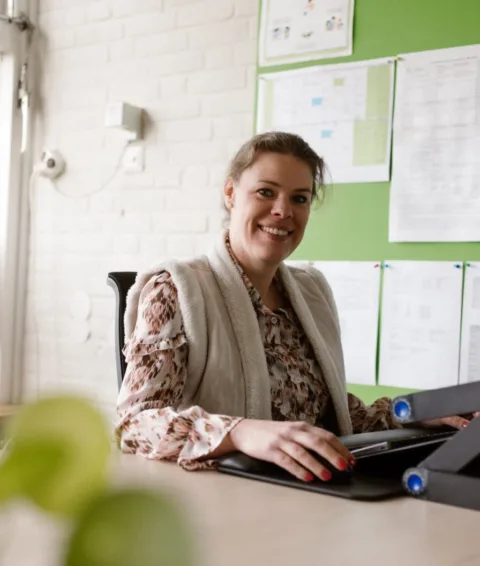 Vrouwelijke leraar aan haar bureau