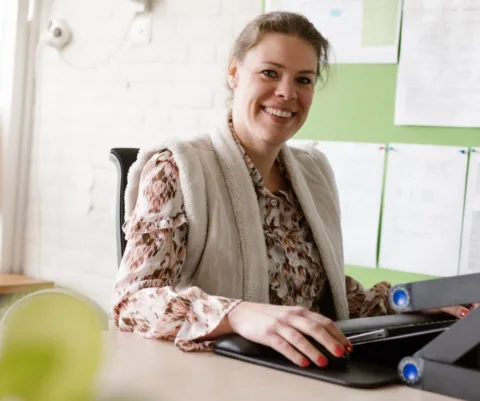 Leraar aan haar bureau