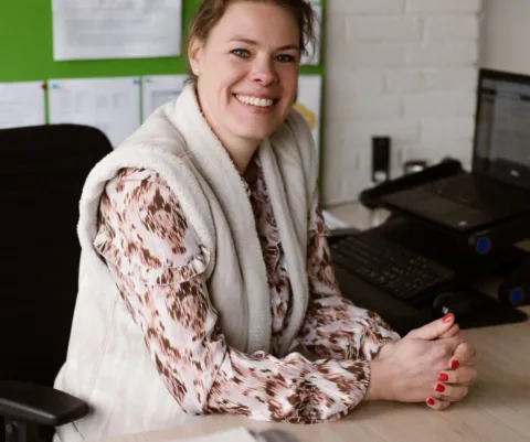 Leraar aan haar bureau met laptop