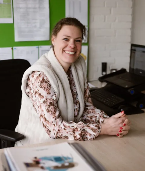 Leraar aan haar bureau met laptop