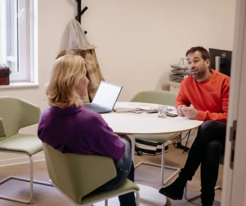 Een vrouwelijke en mannelijke leraar in overleg