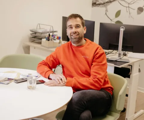 Mannelijke leraar aan een tafel