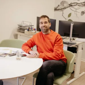 Mannelijke leraar aan een tafel