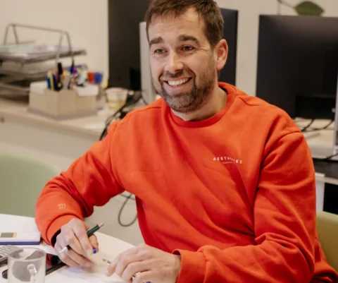 Mannelijke leraar in overleg