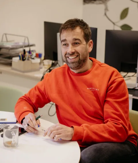 Mannelijke leraar in overleg