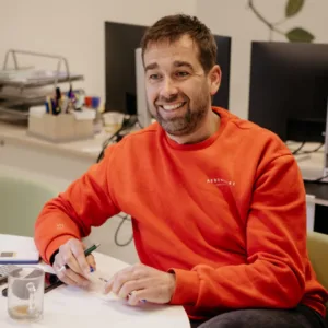 Mannelijke leraar in overleg