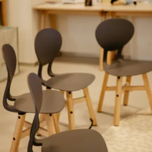 Stoelen in een kring in de klas Stoelen in een kring in de klas