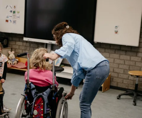 Leraar in speciaal onderwijs helpt leerling