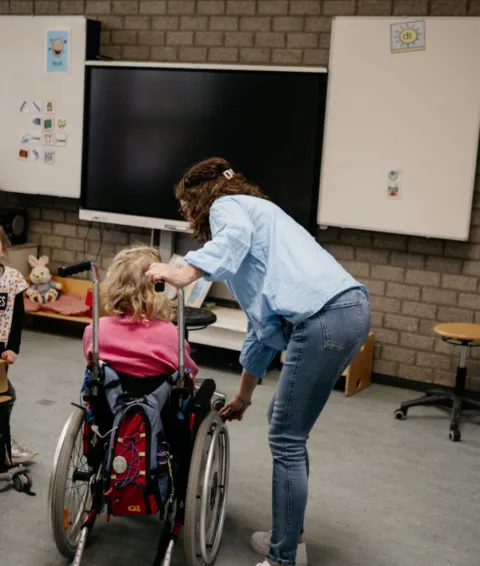 Leraar in speciaal onderwijs helpt leerling