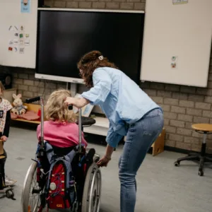 Leraar in speciaal onderwijs helpt leerling