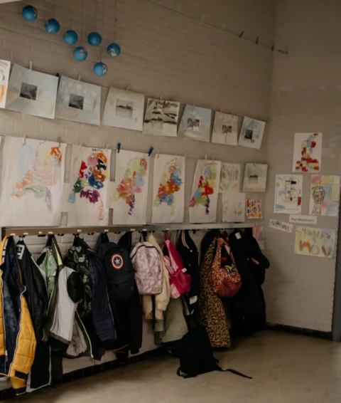 Jassen onder knutselwerkjes voor een klaslokaal