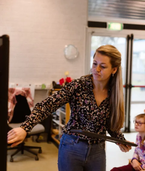 Leraar geeft uitleg op bord