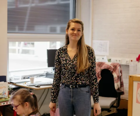 Vrouwelijke leraar voor de klas