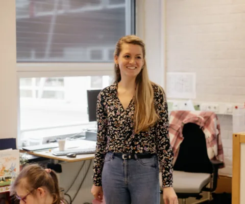Vrouwelijke leraar voor de klas