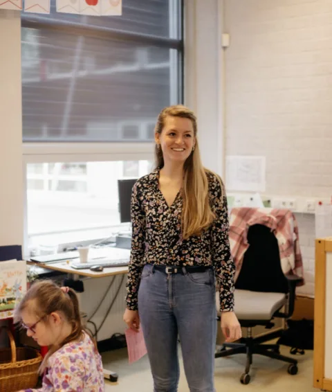 Vrouwelijke leraar voor de klas