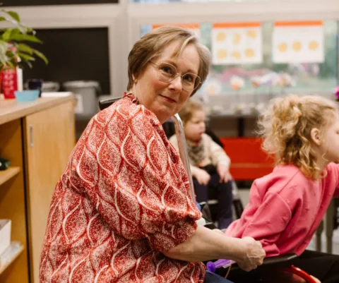 Vrouwelijke leraar op het speciaal onderwijs