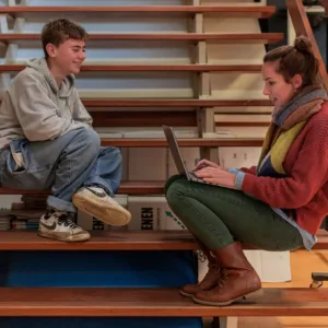 Leraar en leerling op de trap bespreking