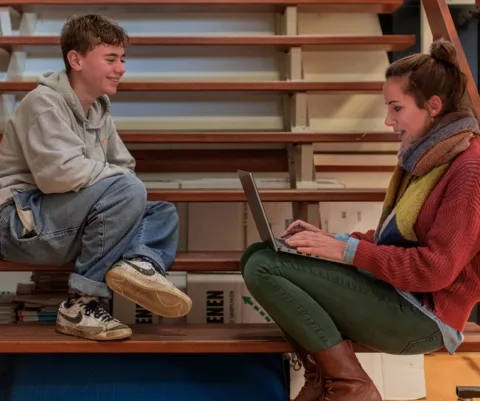 Leraar en leerling op de trap bespreking