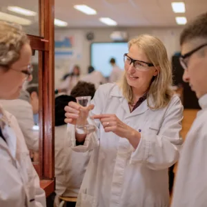 Leraar scheikunde in het lab