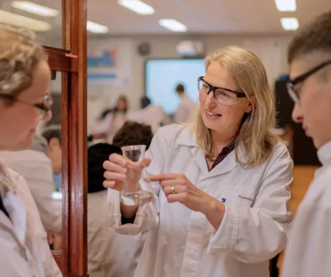 Leraar scheikunde in het lab