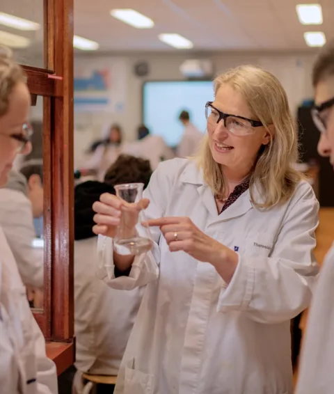 Leraar scheikunde in het lab