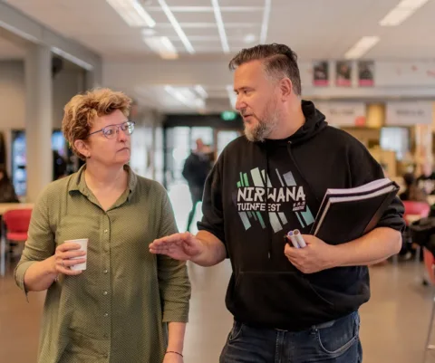 Leraren met elkaar in bespreking